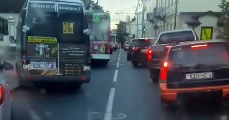 Белорусы показали мастер-класс по пропуску «скорой» на узких улицах с односторонним движением