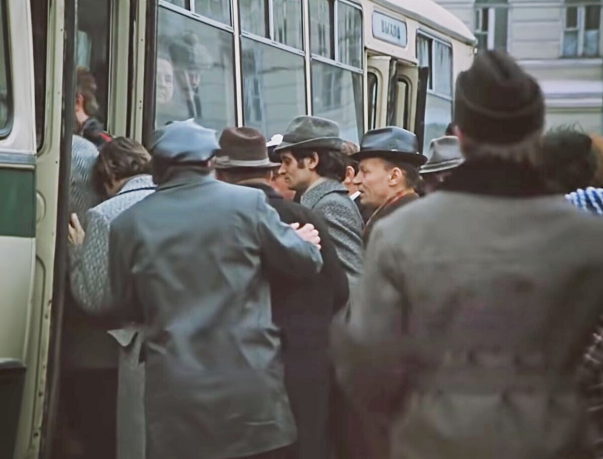Почему в СССР общественный транспорт часто брали «штурмом», внутри ездили «зайцы» и можно было отыскать «счастливый билетик»