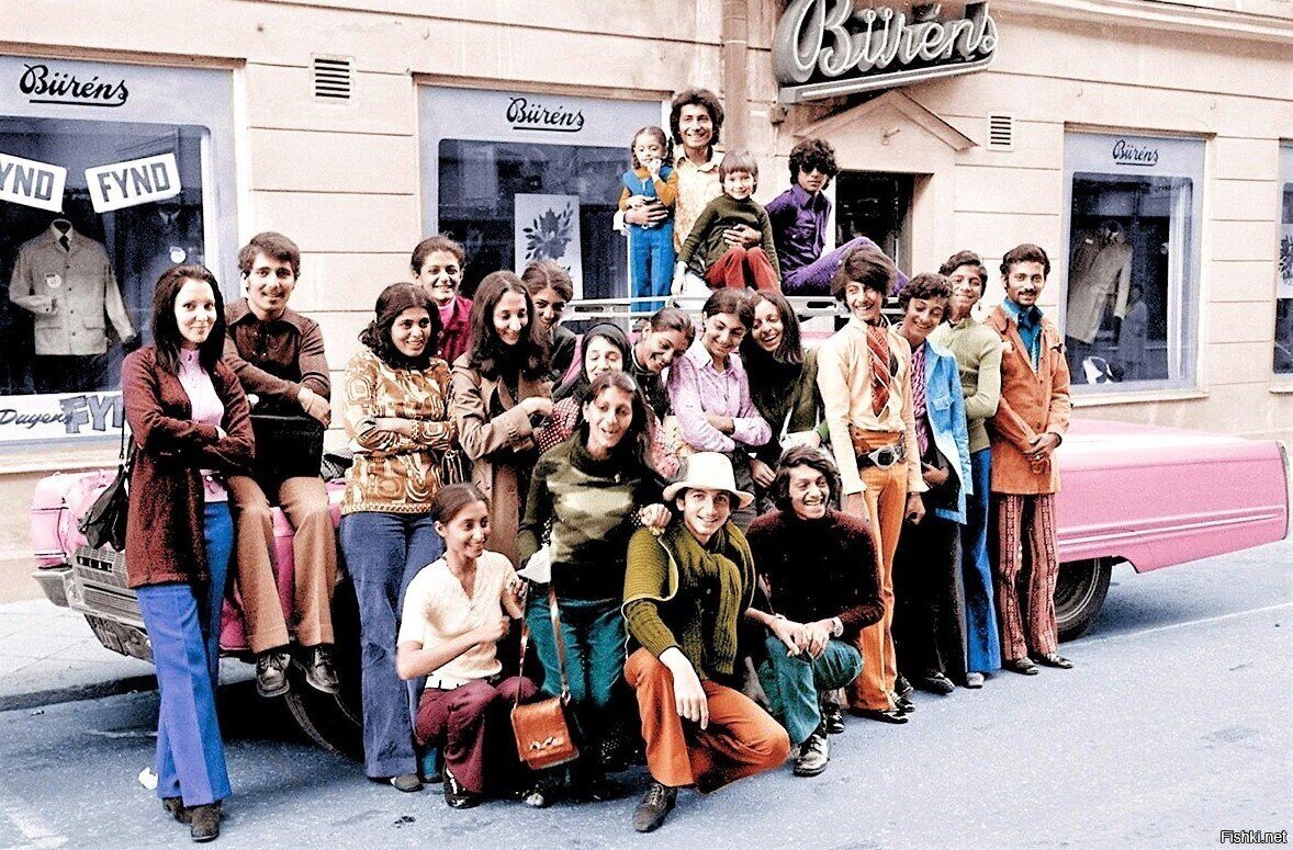 Усама бен Ладен, будущий международный террорист, (на фото второй справа), со...