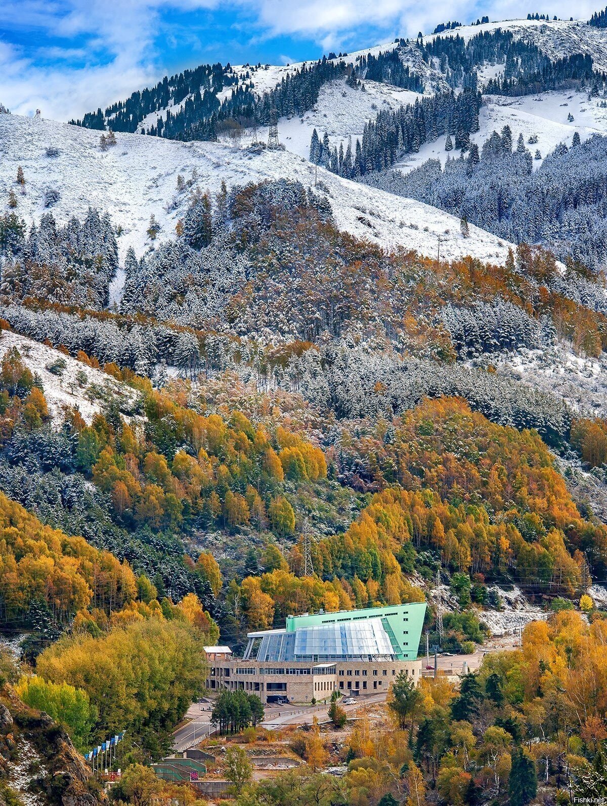 Осень с зимой встречается сейчас у нас около Медео