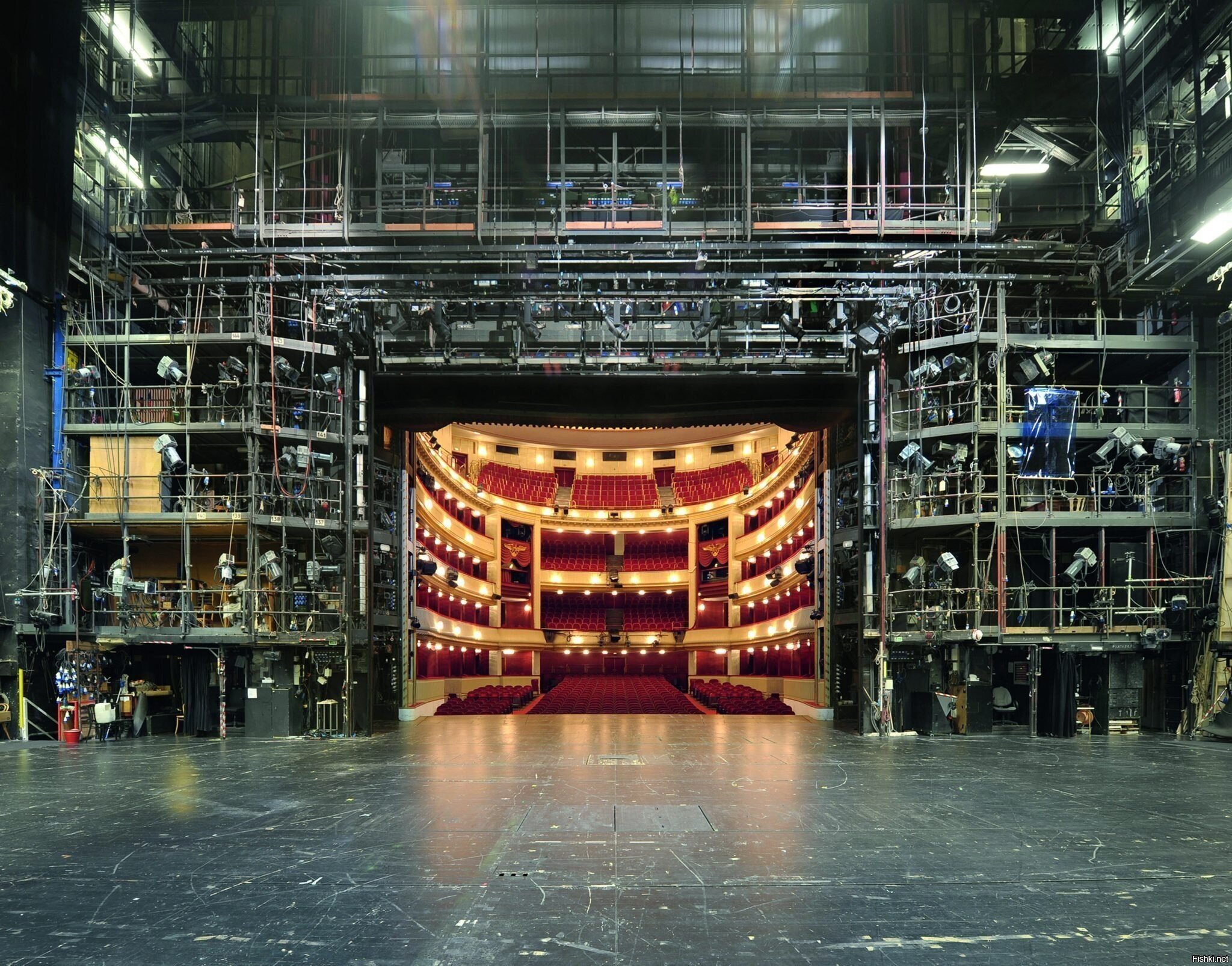 Мир из-за кулис)