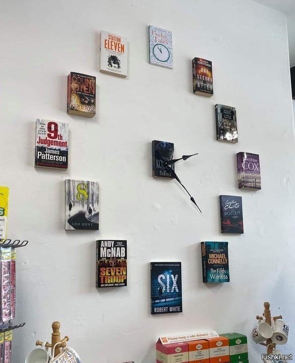 В The Book Lounge в Киркби Лонсдейле, Британия, есть часы из книг с цифрами н...