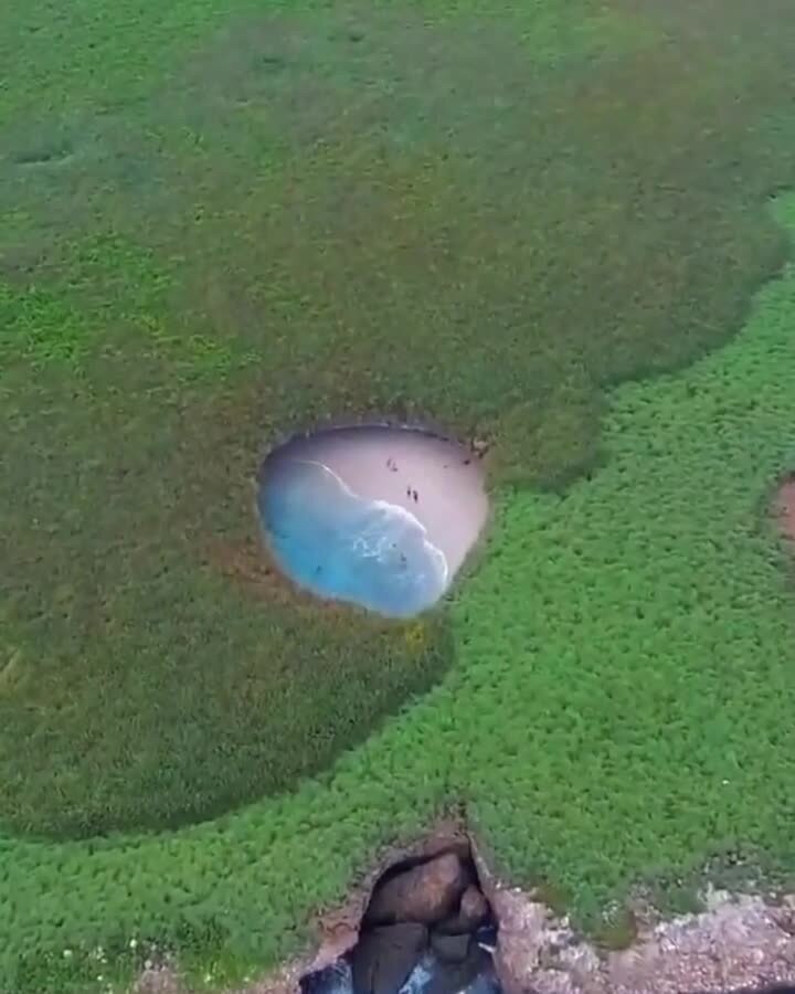 Полёт дрона над «скрытым» пляжем Плайя-дель-Амор в Мексике