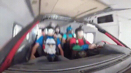 - Осторожно, птичку не задпви