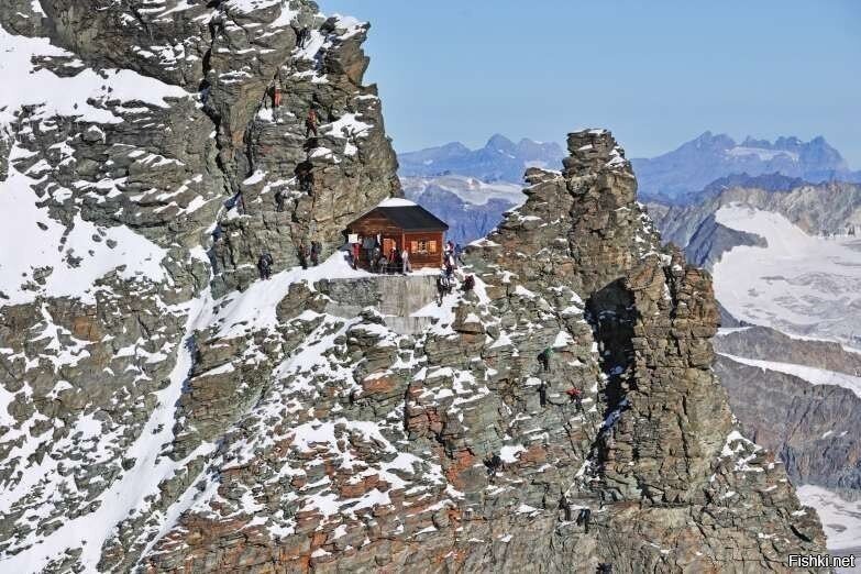 Самая опасно расположенная высокогорная хижина в мире