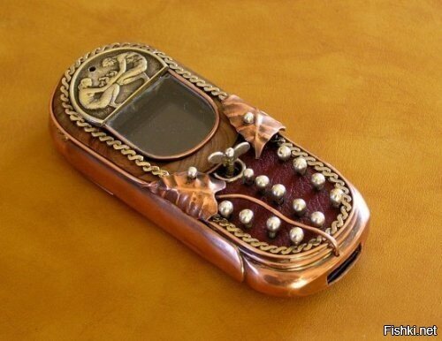 Иван Маврович использует старые модели " Нокиа" и делает вот такие стимпанк т...