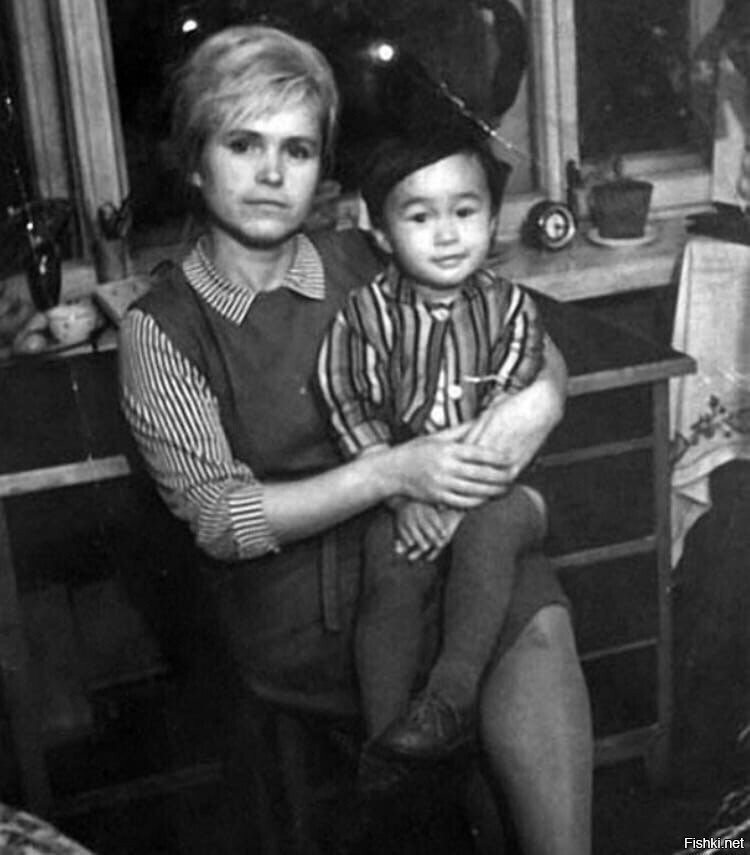 Bиктop Цoй c мaмoй Baлeнтинoй Bacильeвнoй