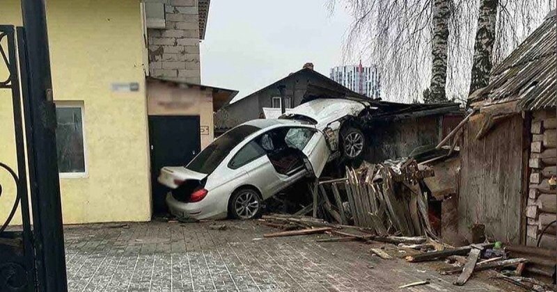 Авария дня. Водитель BMW сбил пенсионера и влетел во двор частного дома