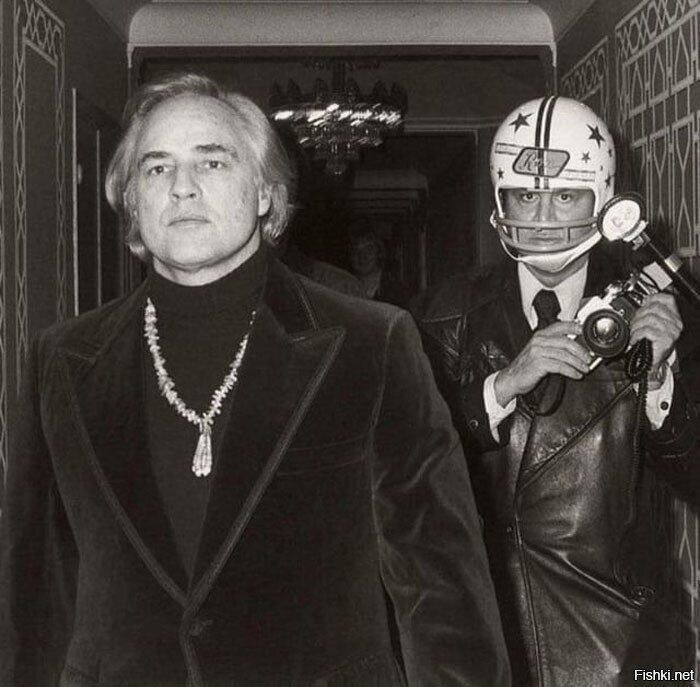 В 1973 году Марлон Брандо сломал челюсть и выбил 5 зубов папараци Рону Галелла