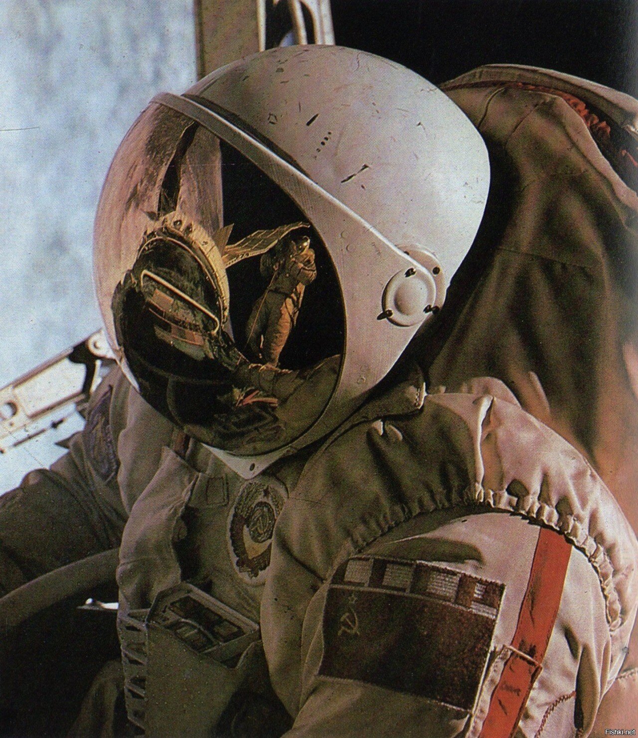 Советский космонавт в открытом космосе