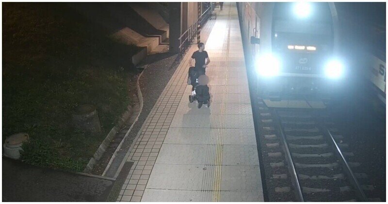 Мужчина с коляской разбил молотком несколько стёкол в поезде