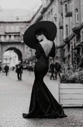 В 60-е годы прошлого века у француженок вошли в моду большие, широкополые шляпы