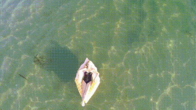 В набежавшую, в волну