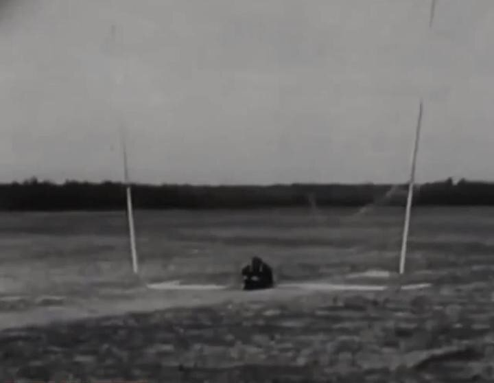 Демонстрация спасательного полёта для подбора людей без посадки с помощью "ск...