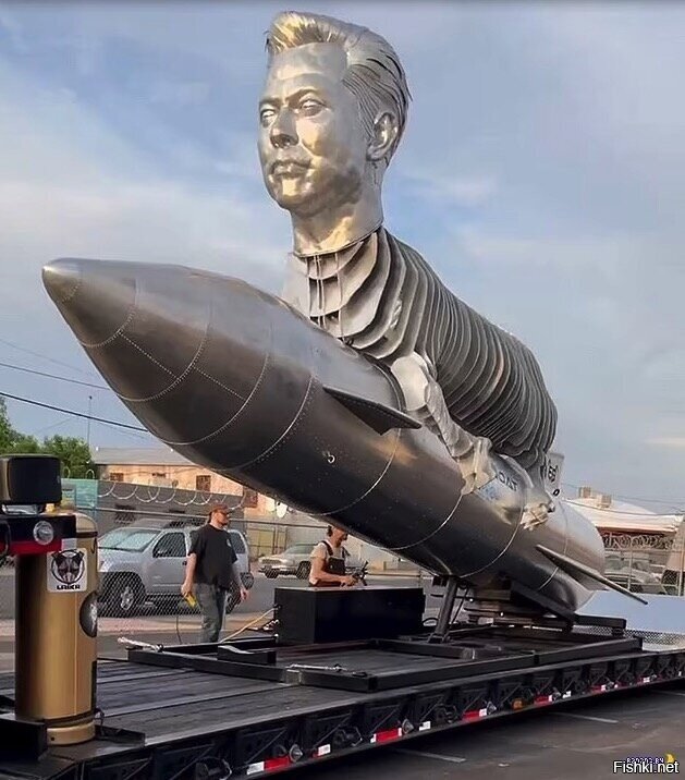 Фанаты соорудили памятник Илону Маску