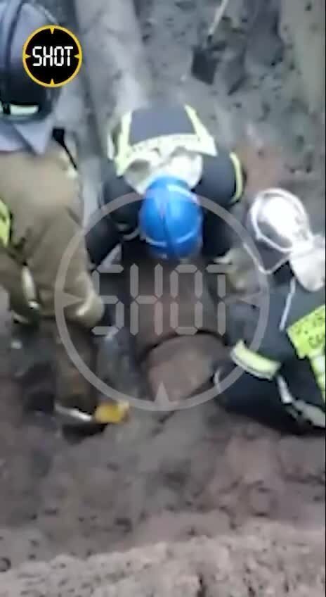 В Санкт-Петербурге спасатели из канализационной трубы достали полуголого мужчину