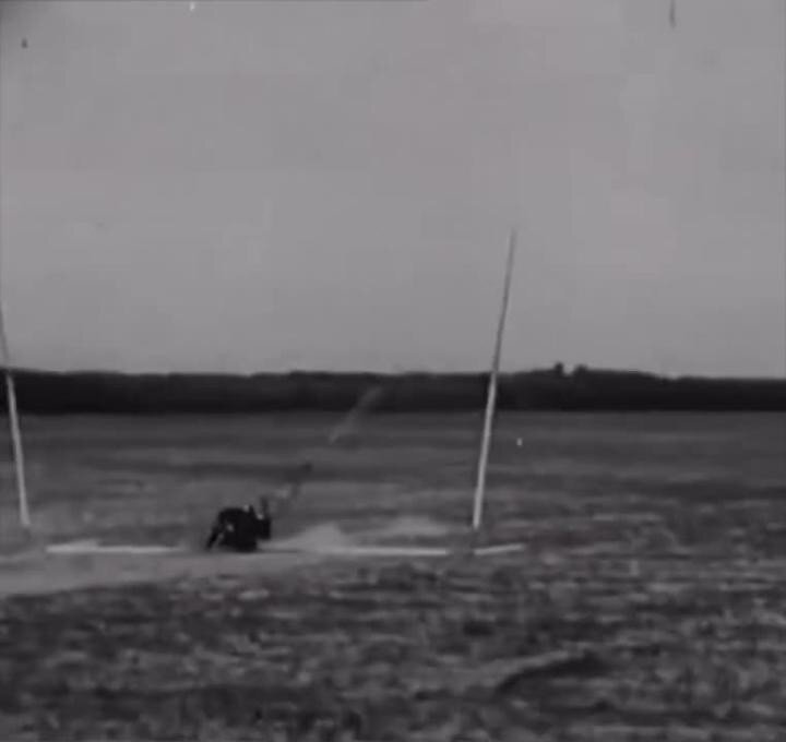 Самолет забирает человека с земли без посадки