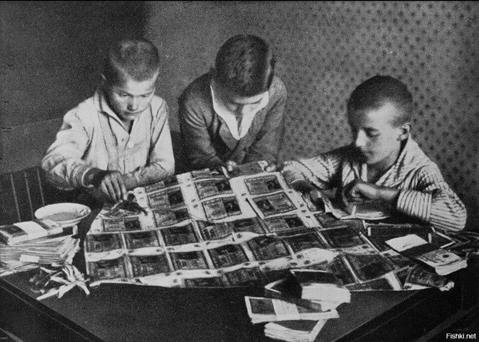 Дети склеивают воздушного змея из денежных купюр, которые стали обычной бумаг...