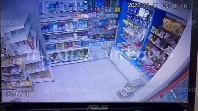 В Сочи грабитель обокрал магазин, утащив большую упаковку вискаса