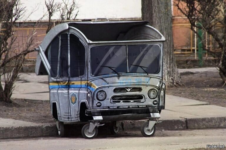 У здания ОВД =)