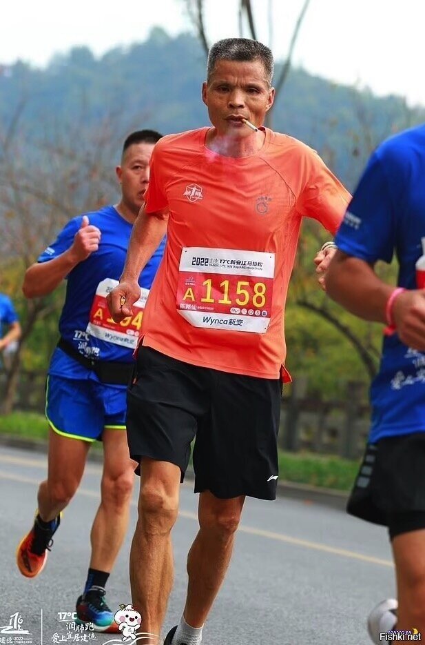 50-летний китаец, известный как дядя Чен, пробежал марафонскую дистанцию в 42...