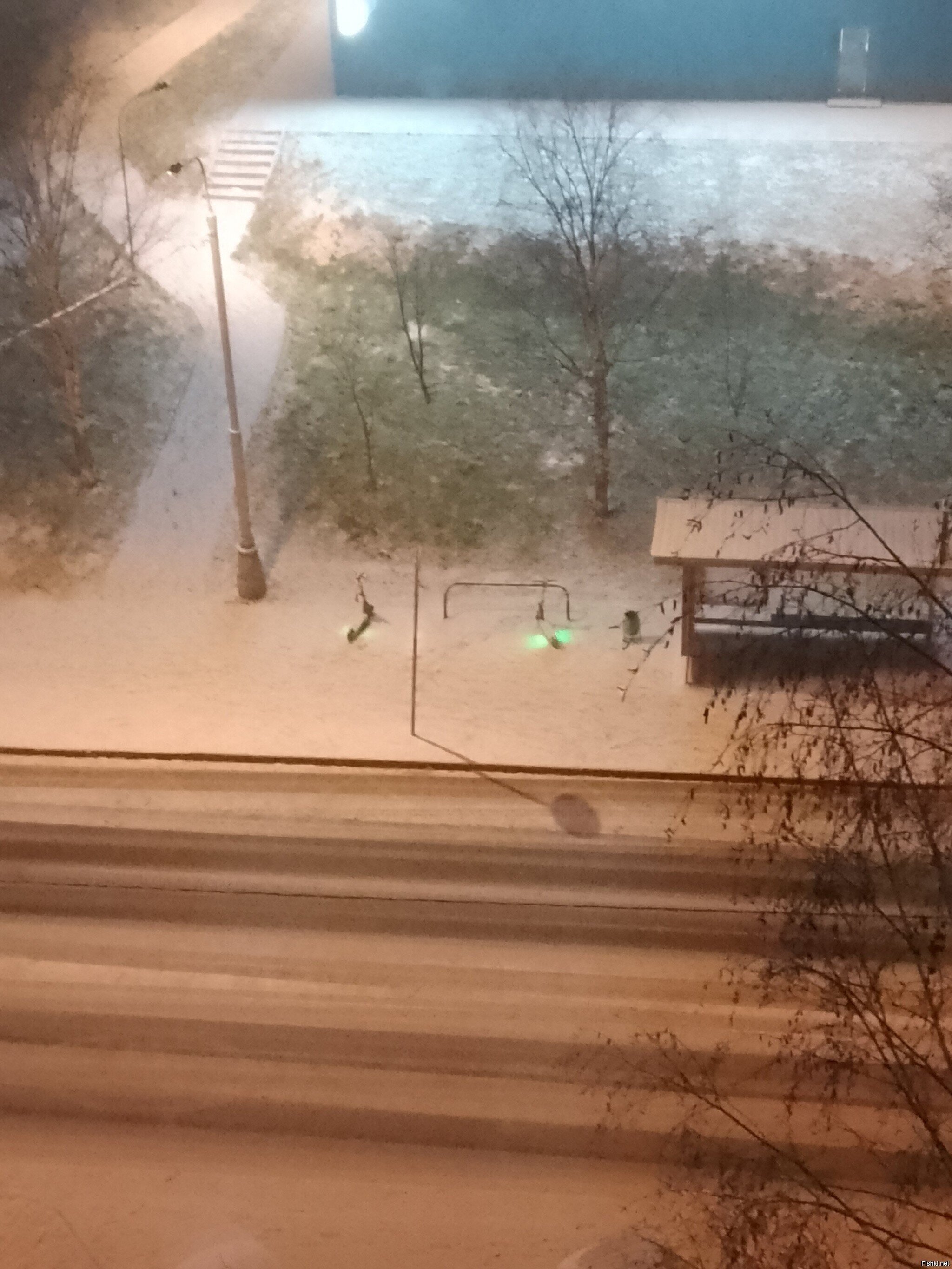 Два одиноких, жалобно мигающих брошенных самоката под снежком