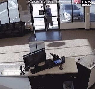 ....и пистолетик тю-тю!