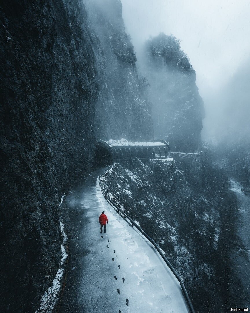 Старая заброшенная дорога на Красную Поляну во время редких cочинских снегопадов