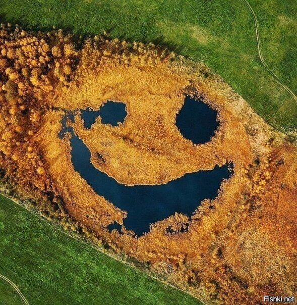 Находится недалеко от села Лемешки, а настоящее название этого озера — Чёрное