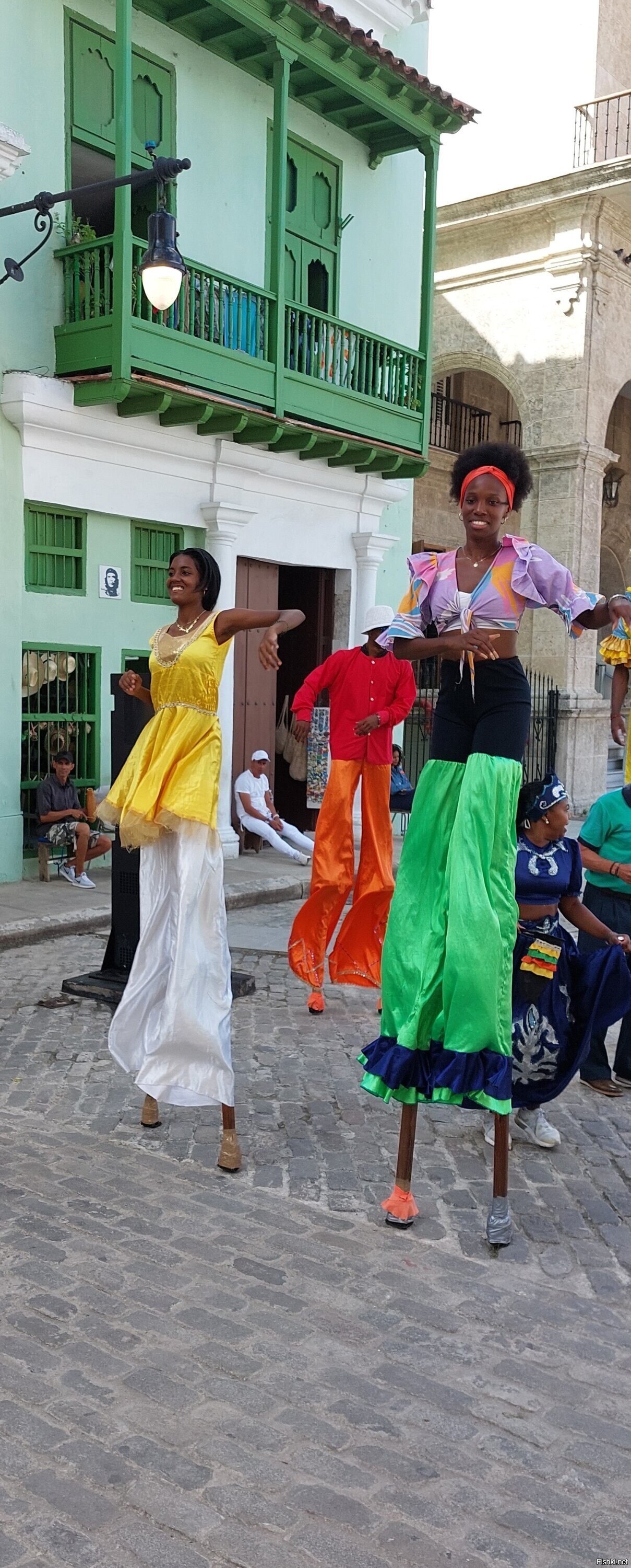 Сижу, разбираю фотографии с поездки, пью привезенный ром