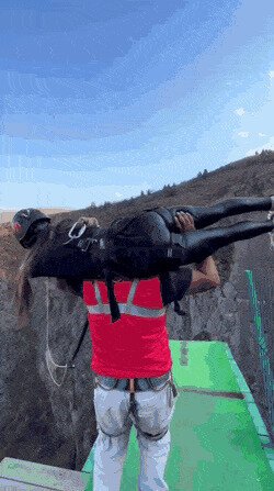 и за борт её бросает,