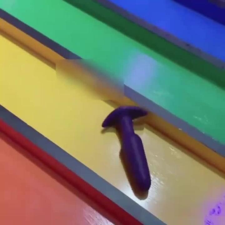 каждый развлекается как может