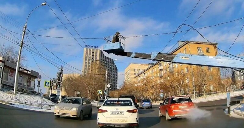 «Техника безопасности? Нет, не слышал!»: протяжка проводов над проезжей частью в Новосибирске