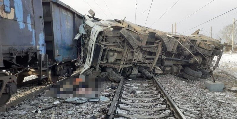 Авария дня. Момент смертельного столкновения грузовика и поезда в Иркутской области