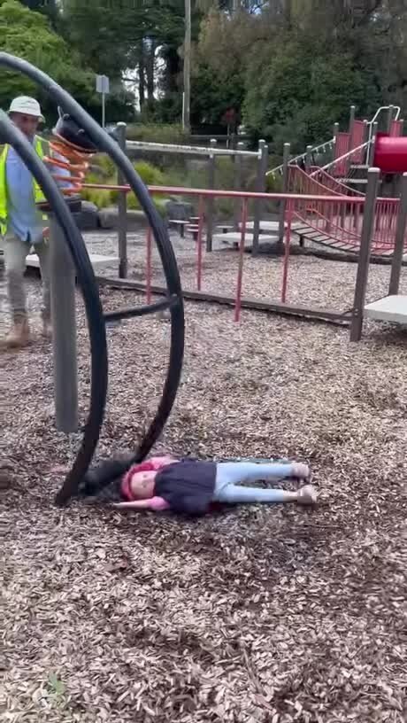 Инспектор по безопасности детских площадок