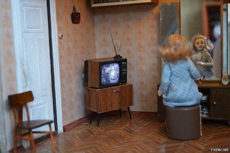 мастер-миниатюрист Галина Чиркова создает кукольные комнатки в советском стил...