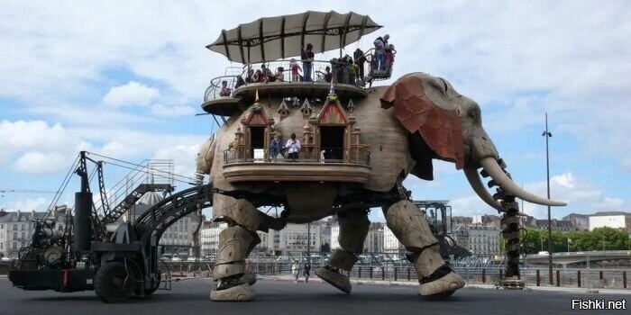 По улице слона водили