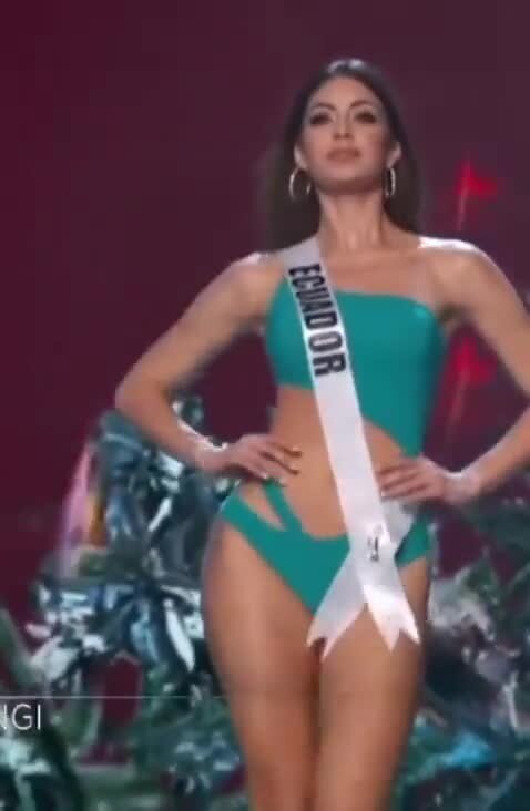 Весёлая красотка с Эквадора)