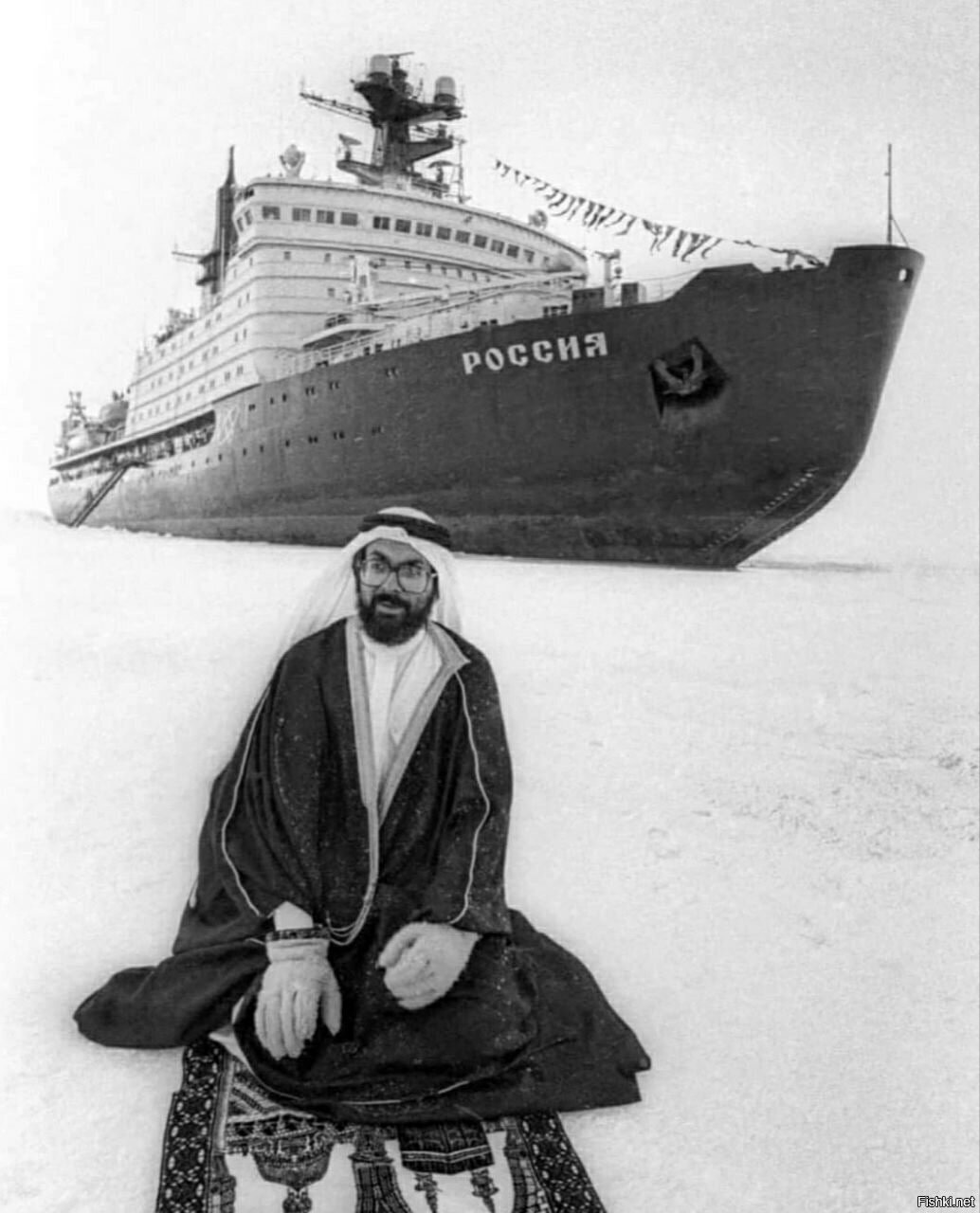 Турист из Саудовской Аравии молится на Северном полюсе на фоне советского ато...