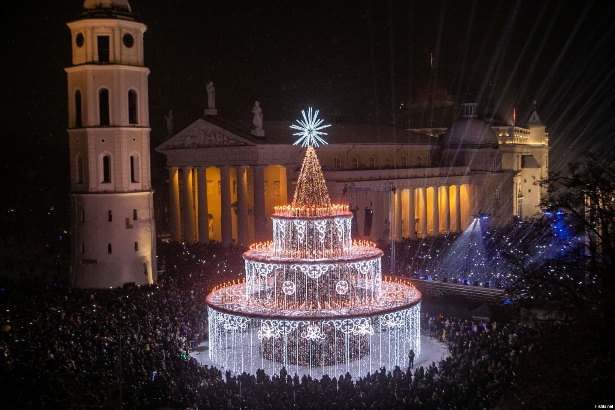 У нас вчера ёлочку зажгли