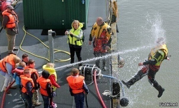 Школьников привели на экскурсию на местную станцию береговой охраны и дали по...