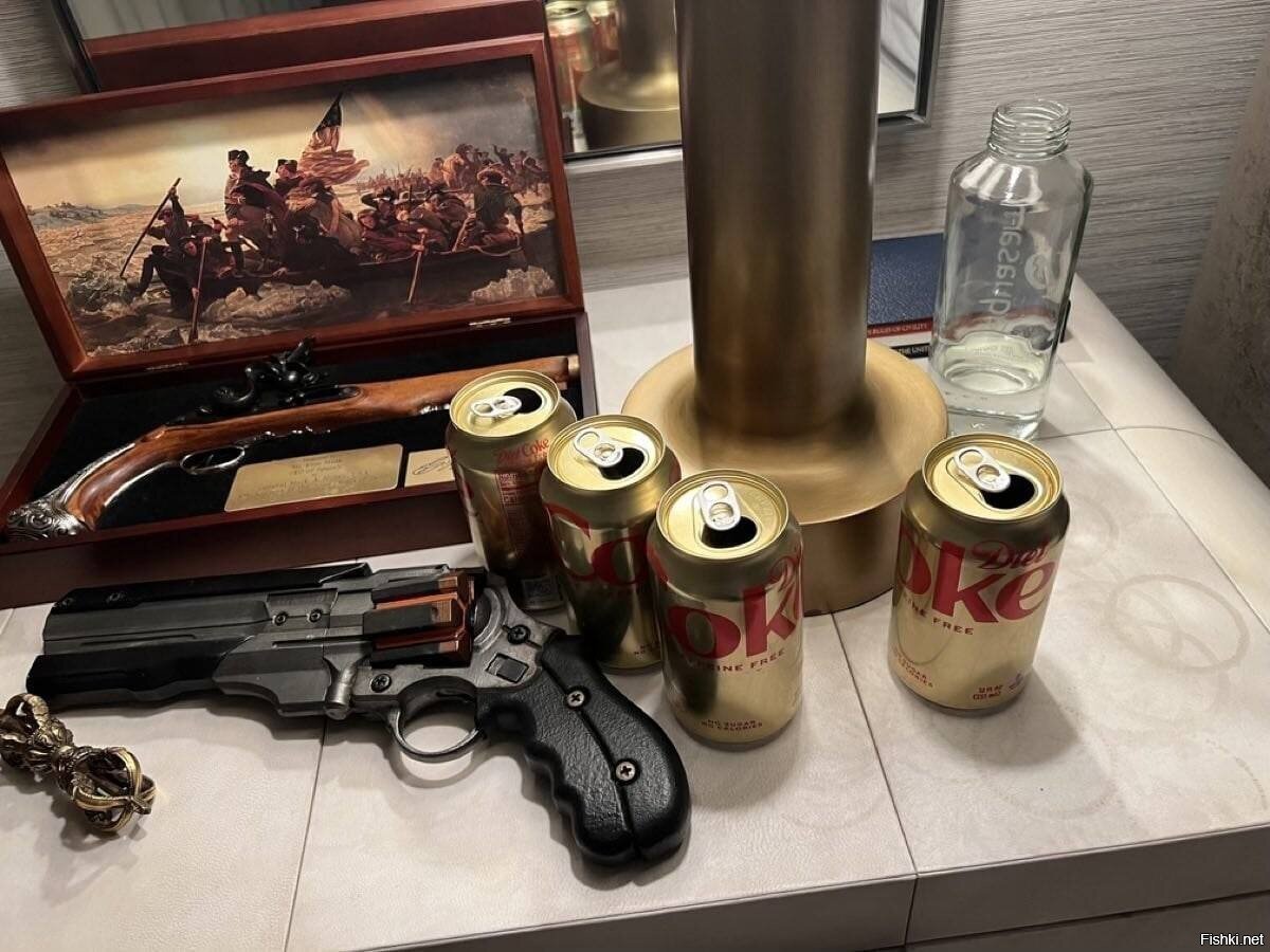 Илон Маск опубликовал фотографию своего прикроватного столика