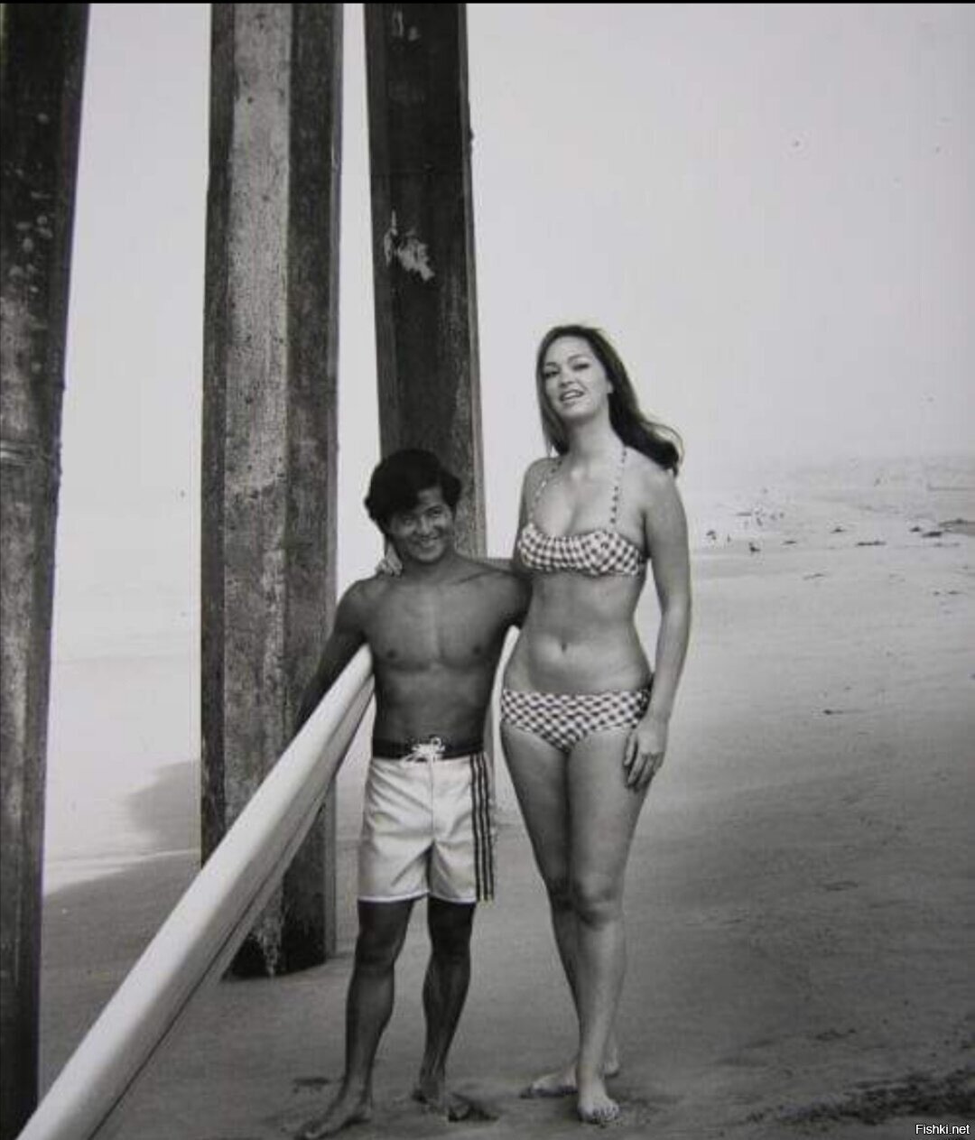 Чемпион Гавайского серфинга 1965 года Дональд Такаяма и актриса Беттина Бренна