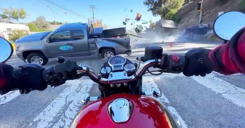 Ужасающий момент: мотоциклист из&nbsp;Калифорнии снял на&nbsp;видео ДТП&nbsp;с&nbsp;несколькими автомобилями, которое чуть не&nbsp;убило его
