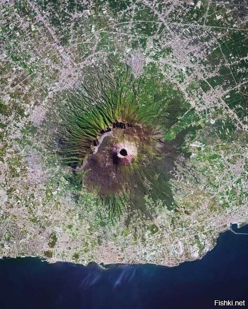 Везувий со спутника