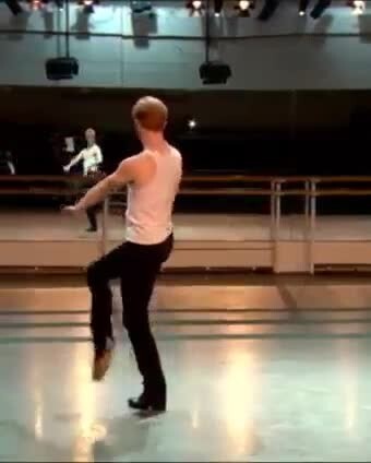 Красиво выбивает чечётку