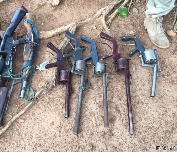 Самодельное оружие нигерийских повстанцев, захваченное  силами безопасности в...