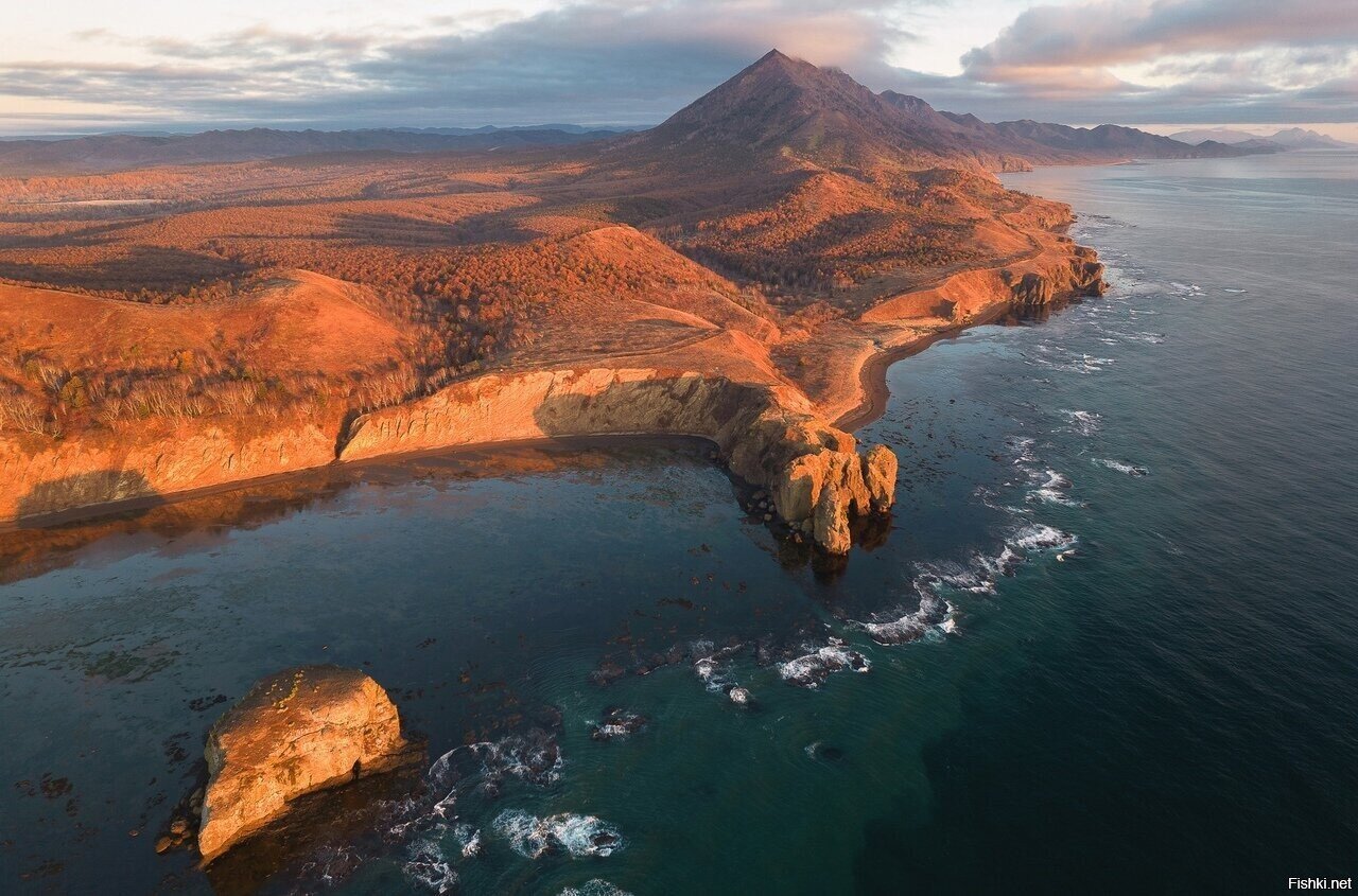 Сахалин, бухта Тихая с видом на хребет Жданко