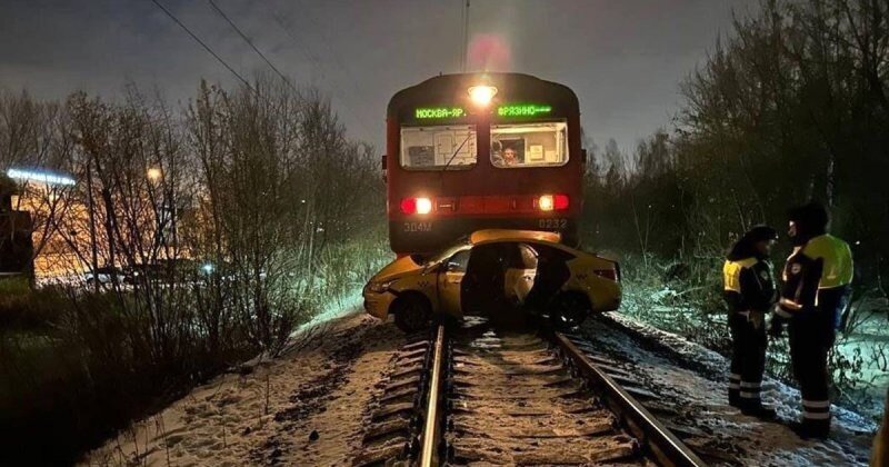 Авария дня. В Подмосковье таксист столкнулся с электричкой на ж/д переезде