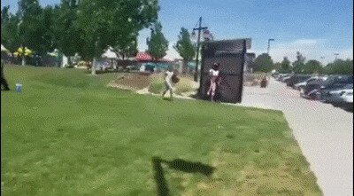 Был летний, солнечный денек, летали пакеты, туалеты и дети до 7 лет